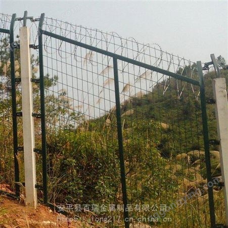 斜坡铁路金属防护栅栏 涵洞两侧带角度防护栏 金属网片护栏网